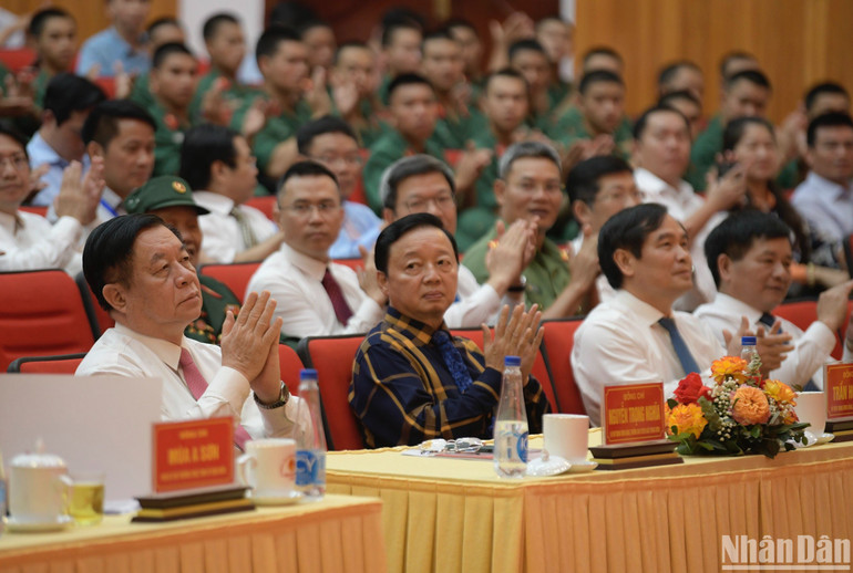 Tham dự lễ khai trương có các đồng chí: Nguyễn Trọng Nghĩa, Bí thư Trung ương Đảng, Trưởng Ban Tuyên giáo Trung ương, Phó Trưởng ban Thường trực Ban Chỉ đạo Trung ương kỷ niệm các ngày lễ lớn và sự kiện quan trọng của đất nước trong 3 năm 2023-2025; Trần Hồng Hà, Ủy viên Trung ương Đảng, Phó Thủ tướng Chính phủ.