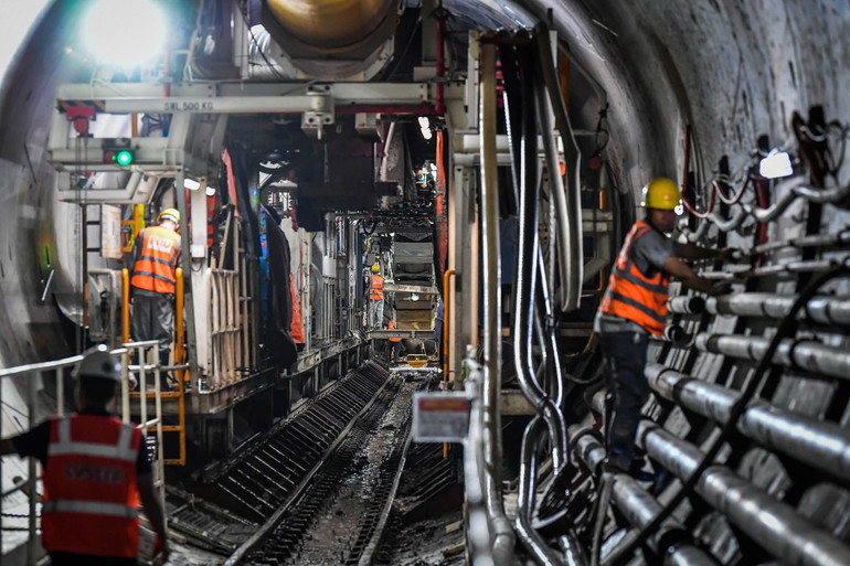 Quá trình khoan hầm diễn ra liên tục 24 giờ mỗi ngày; một ca bao gồm 17 kỹ sư (cả Việt Nam và các chuyên gia nước ngoài) cùng công nhân vận hành máy.