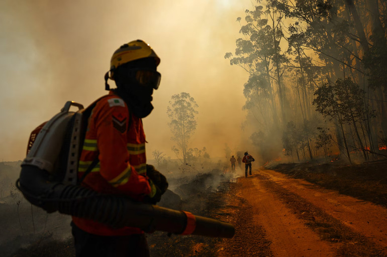 Lực lượng cứu hỏa địa phương nỗ lực khống chế vụ cháy rừng quốc gia Brasilia. (Ảnh: Reuters) Lực lượng cứu hỏa địa phương nỗ lực khống chế vụ cháy rừng quốc gia Brasilia. (Ảnh: Reuters)