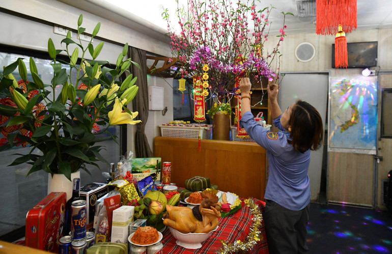 Sau nhiều năm ăn Tết trên tàu, những nhân viên SE1 đã "dạn dày kinh nghiệm" để chuẩn bị một mâm cúng đêm 30 tươm tất thế này. Sau nhiều năm ăn Tết trên tàu, những nhân viên SE1 đã "dạn dày kinh nghiệm" để chuẩn bị một mâm cúng đêm 30 tươm tất thế này.