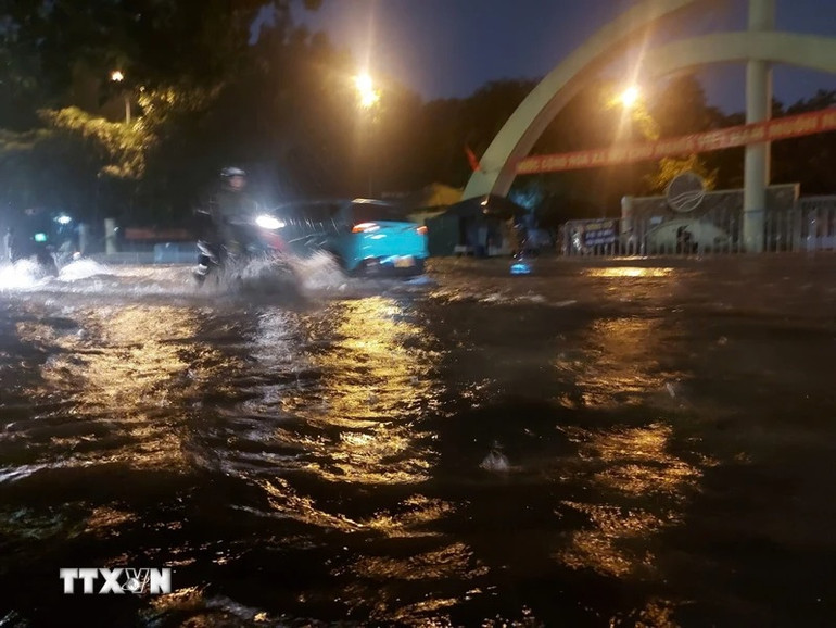 Ngập trên phố Trương Công Giai, quận Cầu Giấy. Ngập trên phố Trương Công Giai, quận Cầu Giấy.