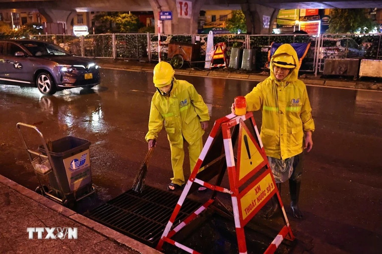 Công nhân Công ty thoát nước ứng trực trên phố Minh Khai, quận Hai Bà Trưng. Công nhân Công ty thoát nước ứng trực trên phố Minh Khai, quận Hai Bà Trưng.