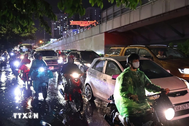 Mưa lớn gây ùn tắc giao thông trên phố Minh Khai. Mưa lớn gây ùn tắc giao thông trên phố Minh Khai.