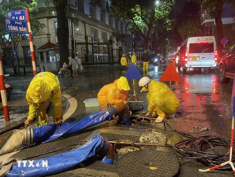 Công nhân thoát nước ứng trực tại ngã tư Tông Đản-Lê Lai. Công nhân thoát nước ứng trực tại ngã tư Tông Đản-Lê Lai.