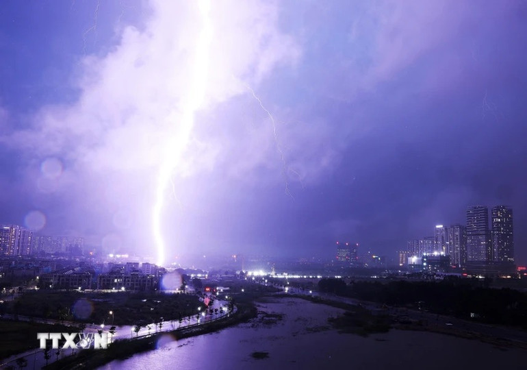 Sét đánh xuống Khu đô thị Tây Hồ Tây lúc 18 giờ 30 phút ngày 24/8. Sét đánh xuống Khu đô thị Tây Hồ Tây lúc 18 giờ 30 phút ngày 24/8.