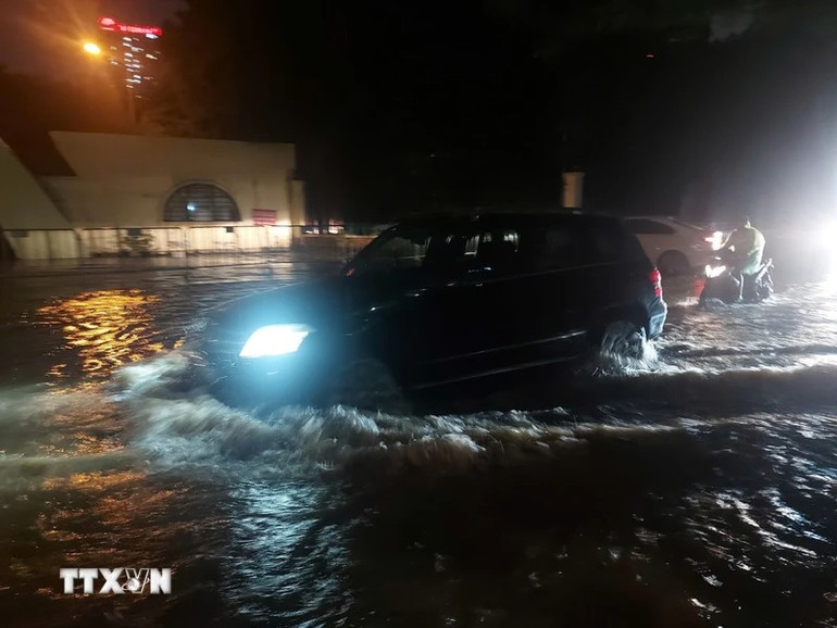 Ngập trên phố Trương Công Giai, quận Cầu Giấy. Ngập trên phố Trương Công Giai, quận Cầu Giấy.