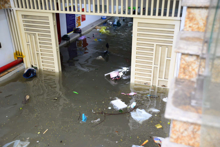 Tới trưa cùng ngày, nước vẫn ngập rất cao tại khu vực hầm.