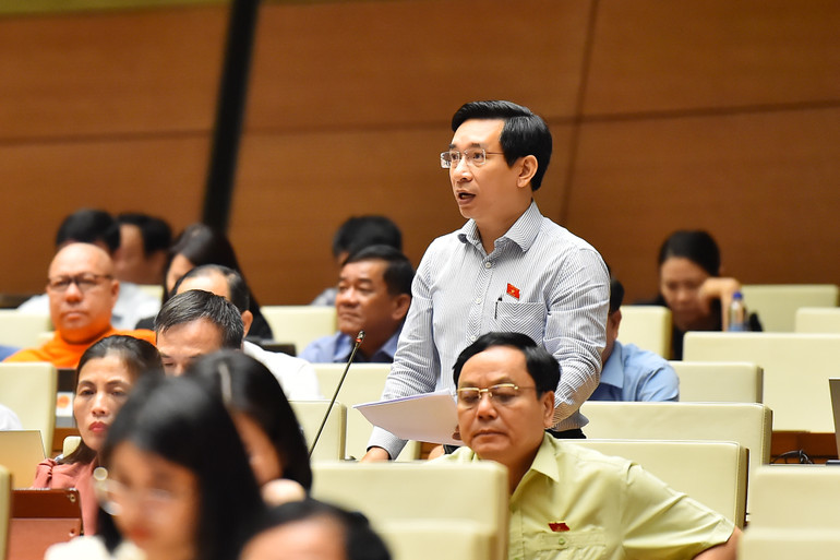 Đại biểu Nguyễn Văn Cảnh (đoàn Bình Định) cho rằng, quy định đưa dao có tính sát thương cao vào nhóm vũ khí thô sơ sẽ góp phần phòng ngừa tội phạm. (Ảnh: THỦY NGUYÊN)