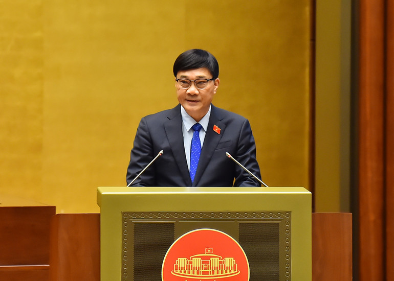 Ủy viên Ủy ban Thường vụ Quốc hội, Chủ nhiệm Ủy ban Kinh tế của Quốc hội Vũ Hồng Thanh trình bày Báo cáo giải trình, tiếp thu, chỉnh lý dự thảo Luật sửa đổi, bổ sung một số điều của Luật Đấu giá tài sản. (Ảnh: THỦY NGUYÊN)