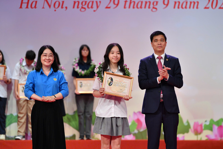 Tặng phần thưởng cho các học sinh xuất sắc tại Lễ Tuyên dương.