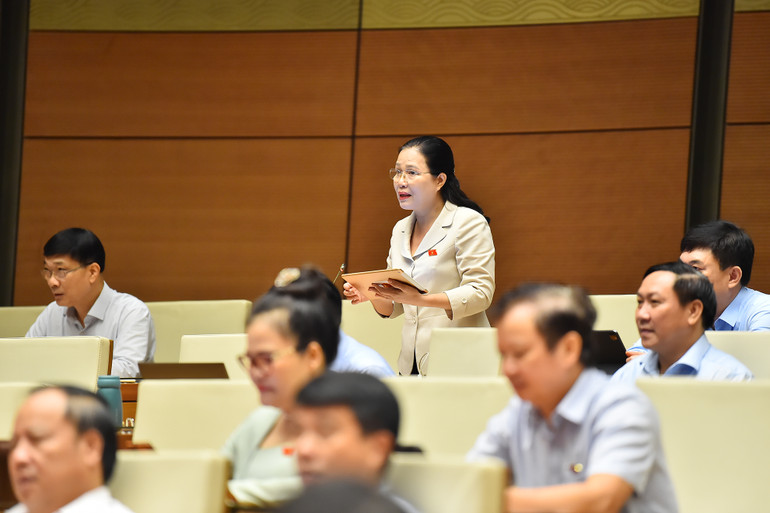 Đại biểu Đỗ Thị Lan (đoàn Quảng Ninh) nêu ý kiến tại phiên làm việc sáng 7/6. (Ảnh: THỦY NGUYÊN)