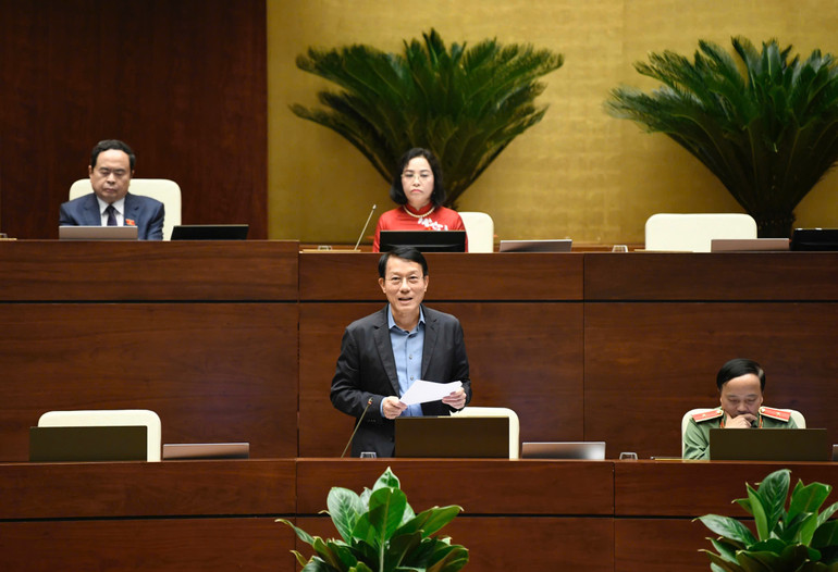 Bộ trưởng Công an Lương Tam Quang phát biểu giải trình tại phiên họp chiều 13/11. (Ảnh: DUY LINH)