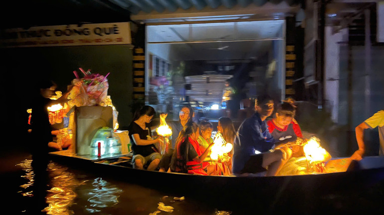 Những con thuyền Trung thu đặc biệt ở thôn Đừn...