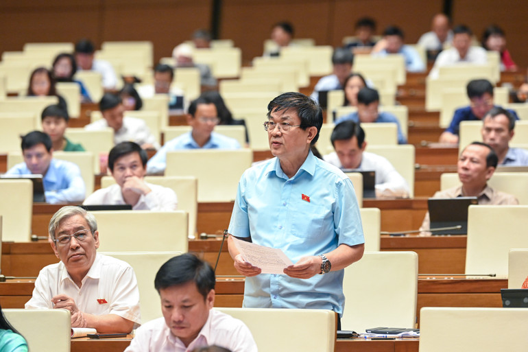 Đại biểu Đỗ Ngọc Thịnh cho rằng dự thảo Luật cần quy định rõ trách nhiệm của người đứng đầu cơ quan, tổ chức, hộ gia đình trong việc phòng cháy, mà trực tiếp là thiết kế, sử dụng điện trong cơ quan, tổ chức, gia đình. (Ảnh: DUY LINH)