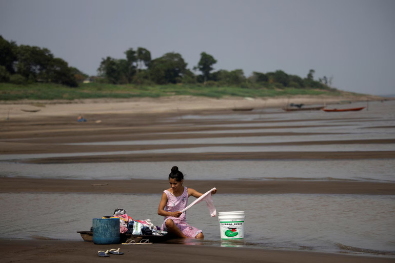 Hạn hán tại lưu vực sông Amazon đang làm đảo lộn cuộc sống người dân địa phương. Hạn hán tại lưu vực sông Amazon đang làm đảo lộn cuộc sống người dân địa phương.