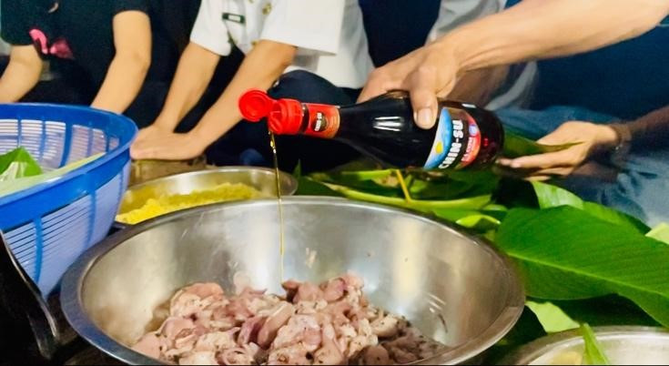 Nước mắm Chinsu Cá cơm Biển Đông được mang ra ướp thịt để gói bánh chưng Tết Giáp Thìn trên đảo Trường Sa.
