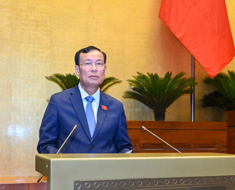 Chủ nhiệm Ủy ban Quốc phòng và An ninh của Quốc hội Lê Tấn Tới thông tin về dự thảo Luật tại phiên làm việc chiều 22/5. (Ảnh: DUY LINH)