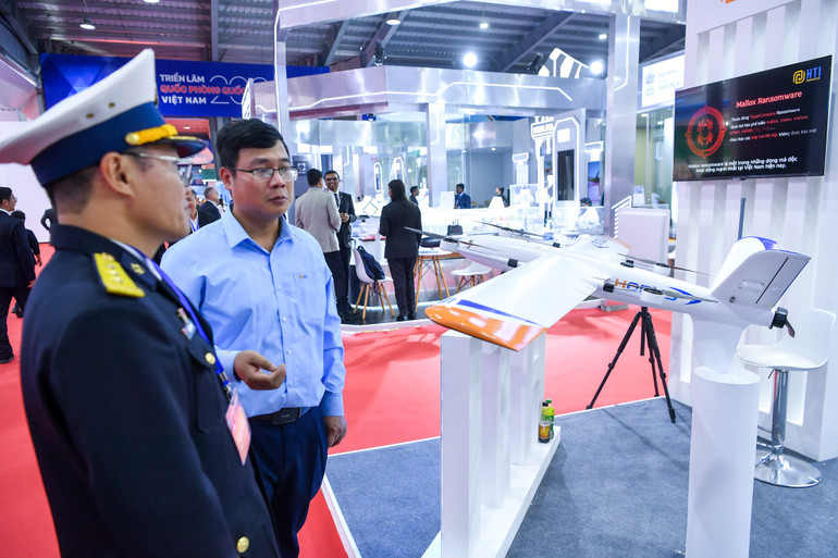 UAV HORUS của HTI Group dự kiến sẽ được ứng dụng trong lĩnh vực an ninh - quốc phòng. Tính tới thời điểm hiện tại, HORUS "thế hệ 1" P01 đã có tới gần 500 giờ bay thử nghiệm ổn định. Thông số của P02 là 250 tiếng. UAV HORUS của HTI Group dự kiến sẽ được ứng dụng trong lĩnh vực an ninh - quốc phòng. Tính tới thời điểm hiện tại, HORUS "thế hệ 1" P01 đã có tới gần 500 giờ bay thử nghiệm ổn định. Thông số của P02 là 250 tiếng.