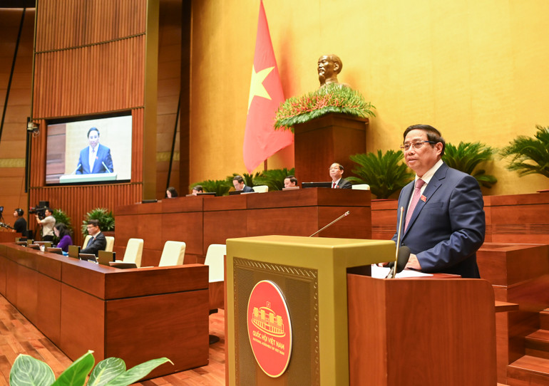 Thủ tướng Phạm Minh Chính báo cáo Quốc hội thực hiện kế hoạch phát triển kinh tế xã hội 2024 và kế hoạch năm 2025. (Ảnh: DUY LINH)