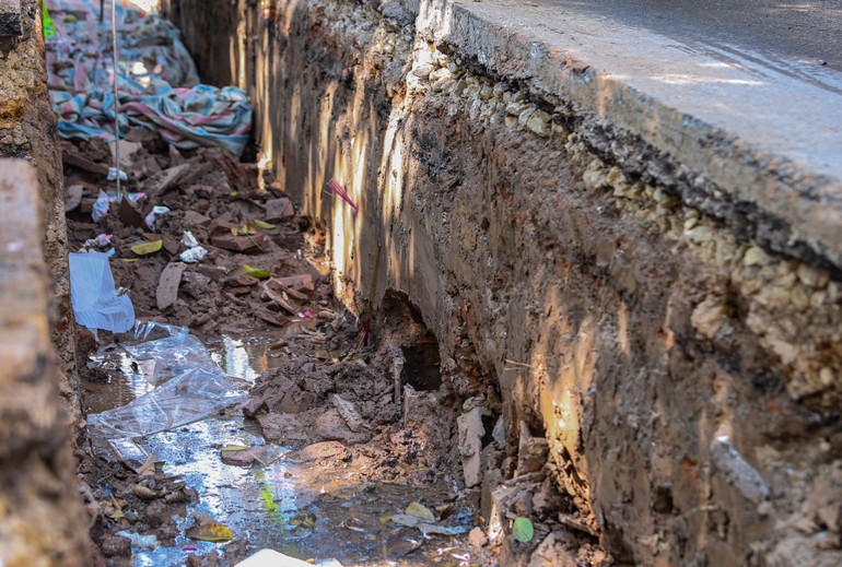 Các bộ hài cốt nằm cách mặt đường chỉ từ 80-100cm.