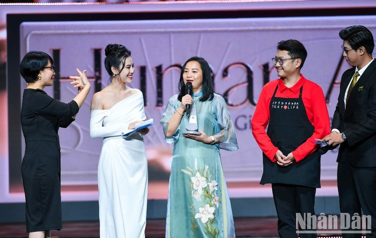 Bà Nguyễn Thị Hồng Hạnh - Giám đốc dự án Thiên thần TokyoLife của Công ty cổ phần IntelLife chia sẻ: Bản thân bà rất hào hứng đón chờ Human Act Prize 2024. Bà Nguyễn Thị Hồng Hạnh - Giám đốc dự án Thiên thần TokyoLife của Công ty cổ phần IntelLife chia sẻ: Bản thân bà rất hào hứng đón chờ Human Act Prize 2024.