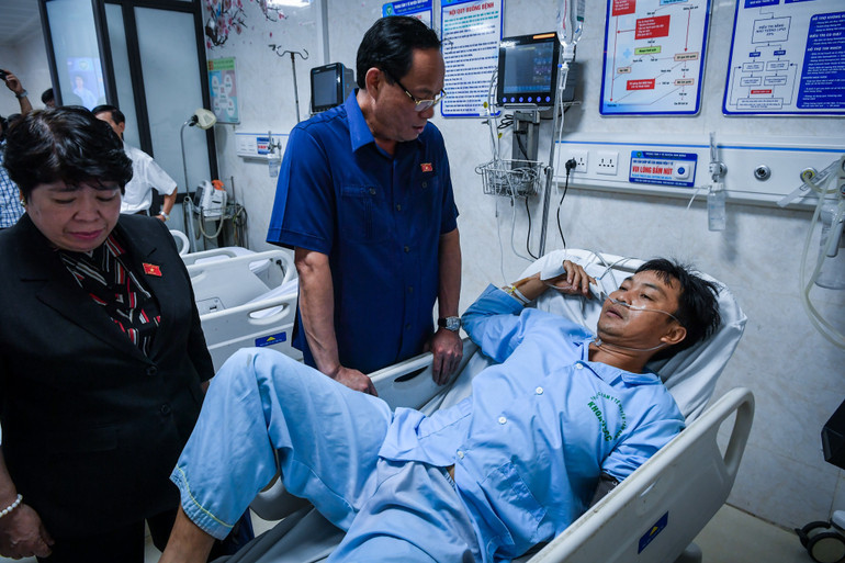 Nạn nhân Phan Thanh Sơn, người được anh Khanh cứu, hiện đang điều trị Bệnh viện đa khoa tỉnh Phú Thọ.