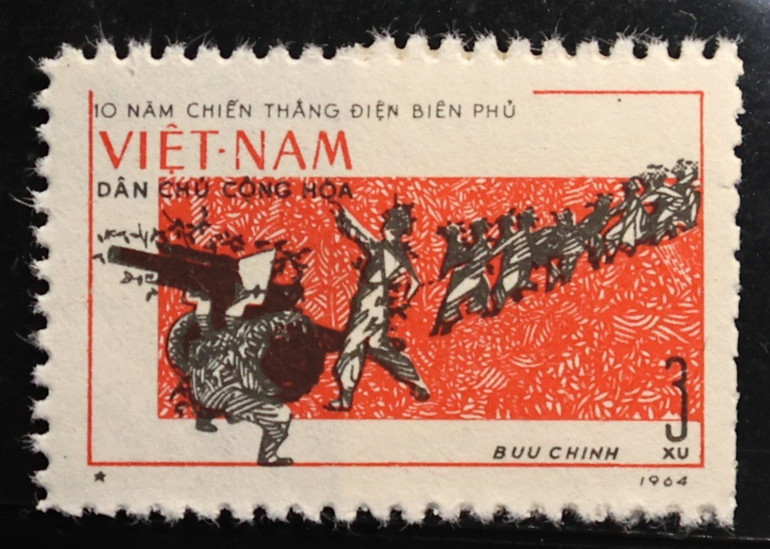 Bộ tem dịp này có 4 thiết kế khác nhau, được đánh số từ 353 đến 356, khắc họa những thành tố quan trọng làm nên chiến thắng lịch sử cũng như tái hiện hình ảnh Điện Biên năm 1964. Trong ảnh là mẫu tem số 353 tái hiện cảnh kéo pháo huyền thoại vào chiến dịch. Ảnh nằm trong bộ sưu tập cá nhân của nhà sưu tập Lê Hùng tại Hà Nội.