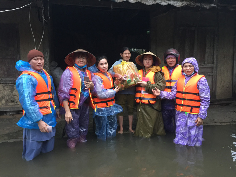 Vượt lũ tới trao quà cứu trợ cho người dân xã Thạch Hội. Vượt lũ tới trao quà cứu trợ cho người dân xã Thạch Hội.
