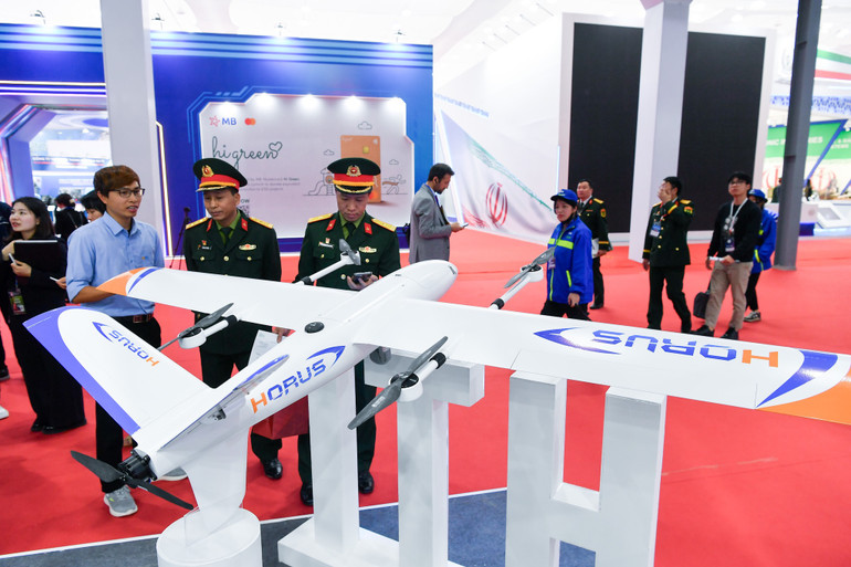 Với trọng lượng 10-12kg, tải trọng tối đa 1kg, phạm vi liên lạc lên tới 15-20km và thời gian bay 1,5-2 giờ, HORUS phù hợp với các nhiệm vụ bay trinh sát tầm xa, giám sát khu vực và cứu hộ, cứu nạn. Với trọng lượng 10-12kg, tải trọng tối đa 1kg, phạm vi liên lạc lên tới 15-20km và thời gian bay 1,5-2 giờ, HORUS phù hợp với các nhiệm vụ bay trinh sát tầm xa, giám sát khu vực và cứu hộ, cứu nạn.