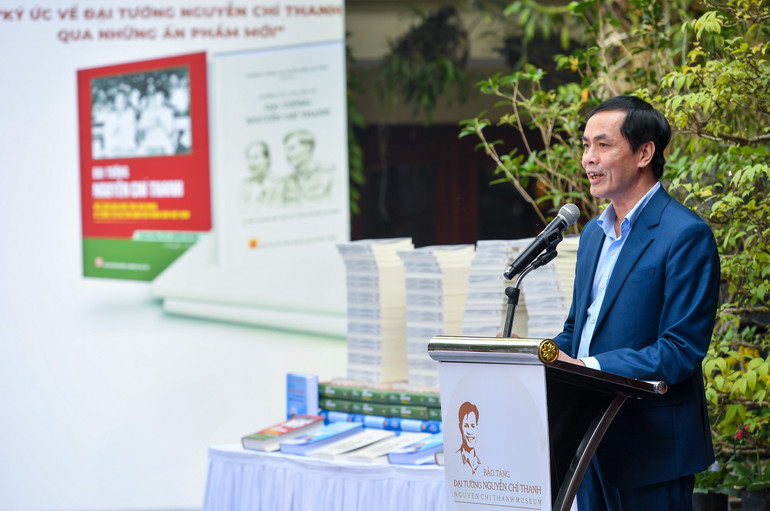 Nhà thơ, nhà báo Hữu Việt chia sẻ về quá trình tham gia biên soạn cuốn sách đặc biệt về Đại tướng. Nhà thơ, nhà báo Hữu Việt chia sẻ về quá trình tham gia biên soạn cuốn sách đặc biệt về Đại tướng.