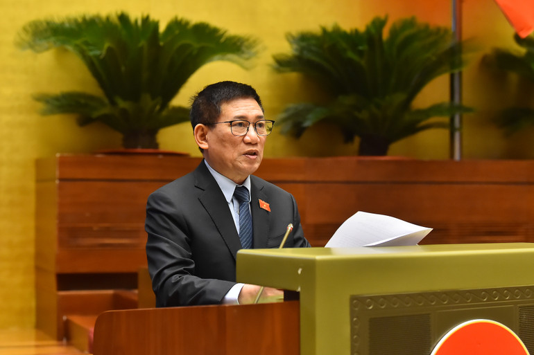 Phó Thủ tướng Chính phủ, Bộ trưởng Tài chính Hồ Đức Phớc trình bày Tờ trình về chủ trương đầu tư bổ sung vốn nhà nước tại Ngân hàng Thương mại cổ phần Ngoại thương Việt Nam (VCB). (Ảnh: THỦY NGUYÊN)