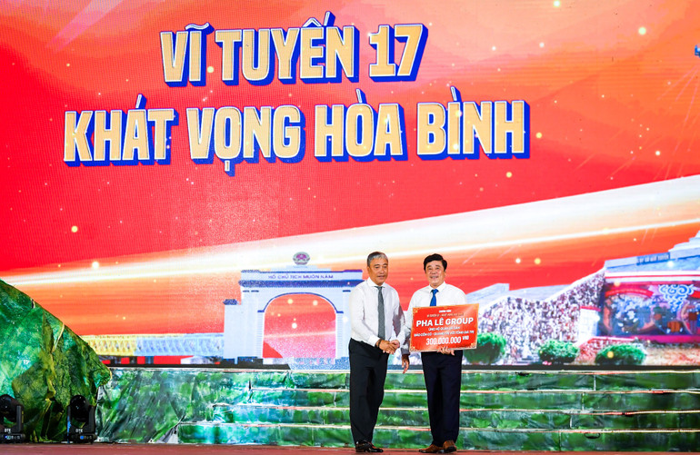 Ông Mai Thanh Phương Chủ tịch Hội đồng Quản trị Pha Lê Group lên trao tặng 300 triệu đồng Ủng hộ cho quân và dân đảo Cồn Cỏ, tỉnh Quảng Trị. Ông Mai Thanh Phương Chủ tịch Hội đồng Quản trị Pha Lê Group lên trao tặng 300 triệu đồng Ủng hộ cho quân và dân đảo Cồn Cỏ, tỉnh Quảng Trị.