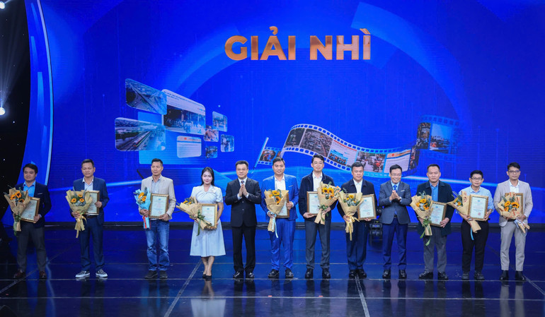 Trao giải cho các tác giả/nhóm tác giả đạt Giải Nhì.
