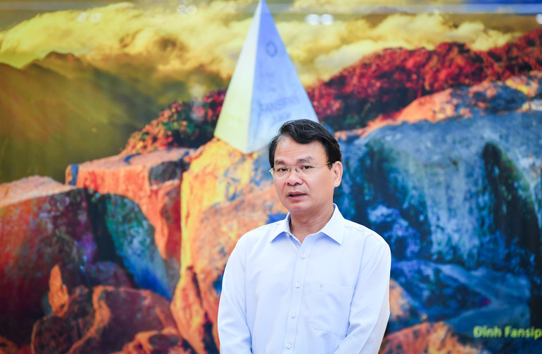 Phát biểu tiếp nhận, đồng chí Đặng Xuân Phong, Bí thư Tỉnh ủy Lào Cai trân trọng cảm ơn sự chung tay, góp sức hết sức thiết thực và ý nghĩa của Báo Nhân Dân nhằm hỗ trợ đồng bào khắc phục hậu quả thiên tai.