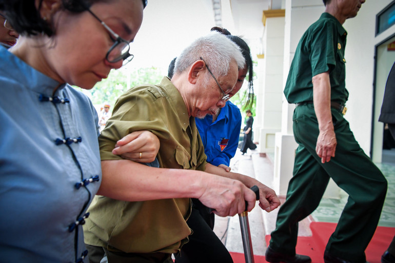 Dù sức yếu, đi lại khó khăn, nhưng hôm nay, ông vẫn cùng con gái tới viếng Tổng Bí thư Nguyễn Phú Trọng.