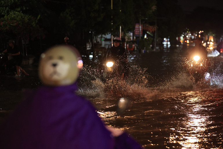 Mưa lớn gây ngập úng cục bộ.