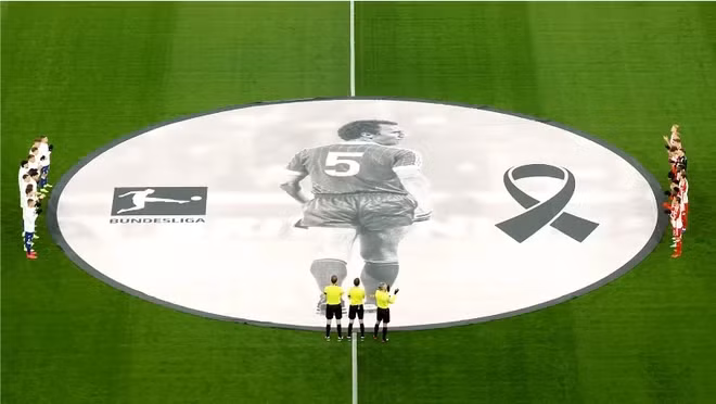 Franz Beckenbauer đã thành danh tại Bayern, giúp câu lạc bộ này lần đầu tiên thăng hạng lên Bundesliga trước khi giành chức vô địch và các cúp châu Âu. (Nguồn: FcBayern) Franz Beckenbauer đã thành danh tại Bayern, giúp câu lạc bộ này lần đầu tiên thăng hạng lên Bundesliga trước khi giành chức vô địch và các cúp châu Âu. (Nguồn: FcBayern)