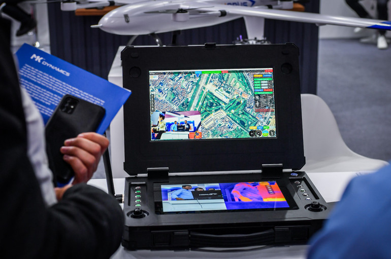 Ngoài màn hình chính hiển thị bản đồ và các thông số phía trên, Trạm điều khiển mặt đất còn có một màn hình cảm ứng chất lượng HD phía dưới. Thông qua phần mềm điều khiển HTI Ground Station, thiết bị cho phép phát hiện cảm biến nhiệt, cảm biến chuyển động... qua đó đặc biệt phù hợp với nhiệm vụ trinh sát, giám sát và tìm kiếm. Ngoài màn hình chính hiển thị bản đồ và các thông số phía trên, Trạm điều khiển mặt đất còn có một màn hình cảm ứng chất lượng HD phía dưới. Thông qua phần mềm điều khiển HTI Ground Station, thiết bị cho phép phát hiện cảm biến nhiệt, cảm biến chuyển động... qua đó đặc biệt phù hợp với nhiệm vụ trinh sát, giám sát và tìm kiếm.