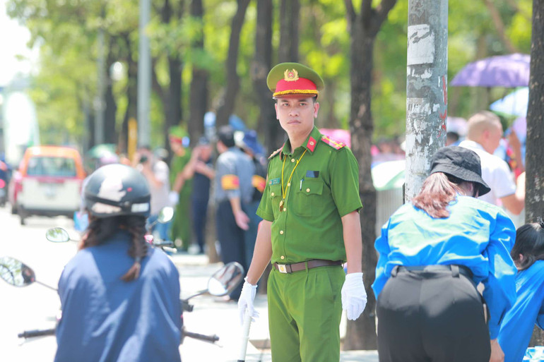 Công tác an ninh tại khu vực Nghĩa trang Mai Dịch được thắt chặt. Công tác an ninh tại khu vực Nghĩa trang Mai Dịch được thắt chặt.