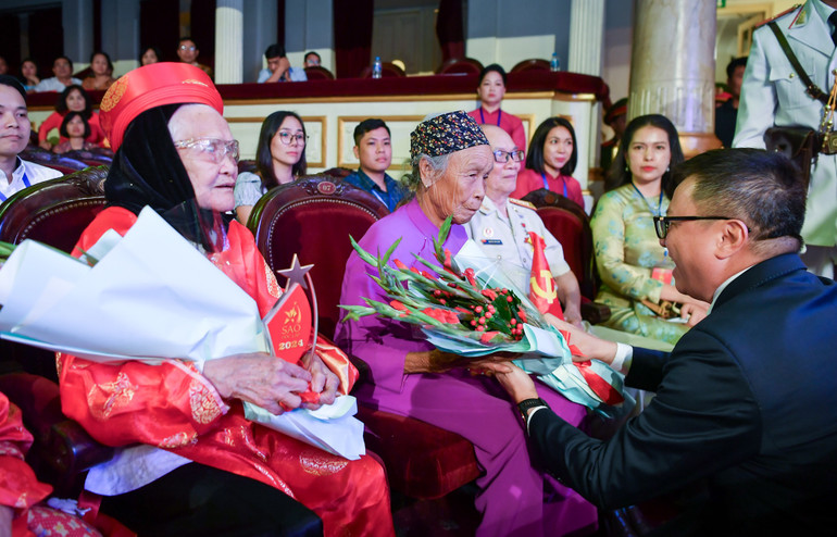 Trong khuôn khổ của chương trình “Sao Độc lập”, Ban Tổ chức đã trao tặng quà, hoa cho các Mẹ Việt Nam anh hùng; các đồng chí lão thành cách mạng, thương bệnh binh, anh hùng lực lượng vũ trang nhân dân, anh hùng lao động thời kỳ đổi mới.