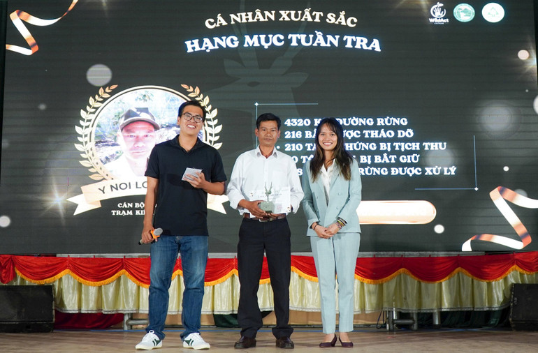 Cán bộ Kiểm lâm Y Noi Lòng Dinh (dân tộc M'Nông) nhận giải thưởng cá nhân xuất sắc hạng mục tuần tra. Ảnh: TueThu/WildAct