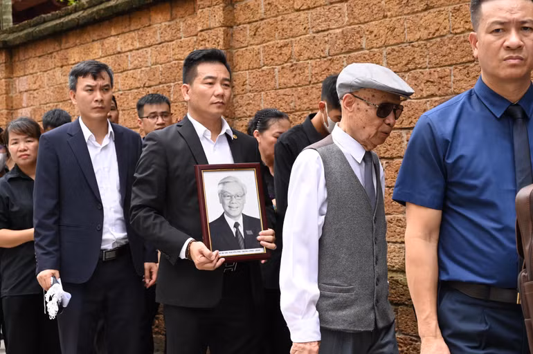 Nhiều người đã mang theo di ảnh của Tổng Bí thư trên hành trình viếng.