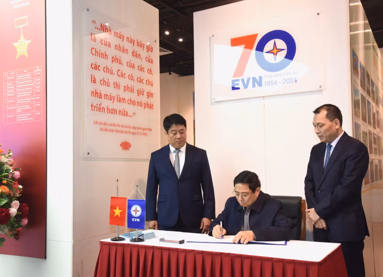Thủ tướng Phạm Minh Chính lưu bút vào sổ vàng của phòng truyền thống. (Ảnh: Trần Hải)