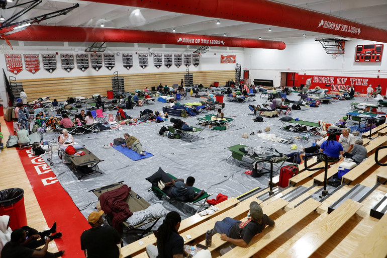 Người dân quận Leon trú ẩn khỏi cơn bão Helene tại Trường trung học Leon gần trung tâm thành phố Tallahassee. (Ảnh: Reuters)