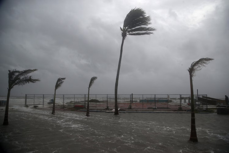 Bãi biển Fort Myers chứng kiến cảnh ngập lụt khi dải bão ngoài cùng Helene tiến gần.