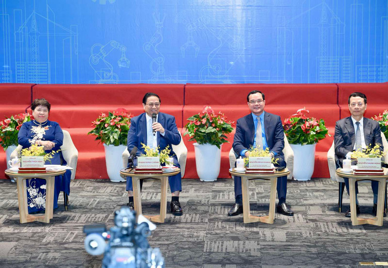 Thủ tướng Phạm Minh Chính đối thoại với người lao động tại Diễn đàn.