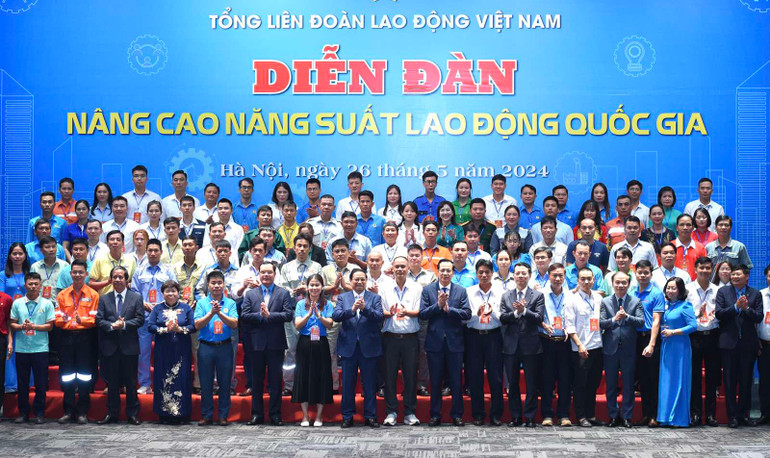 Thủ tướng Phạm Minh Chính chụp ảnh lưu niệm với 95 đoàn viên, người lao động tiêu biểu.