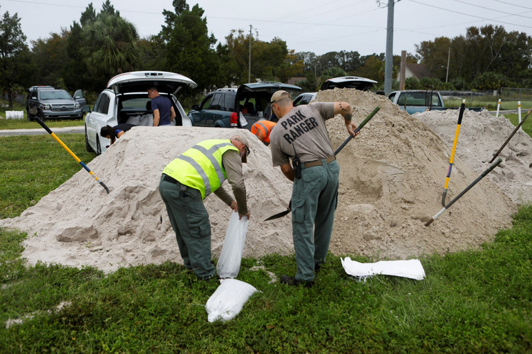 Người dân tại quận Pinellas, bang Florida (Mỹ) chuẩn bị các bao cát trước khi bão Milton đổ bộ. (Ảnh: Reuters)
