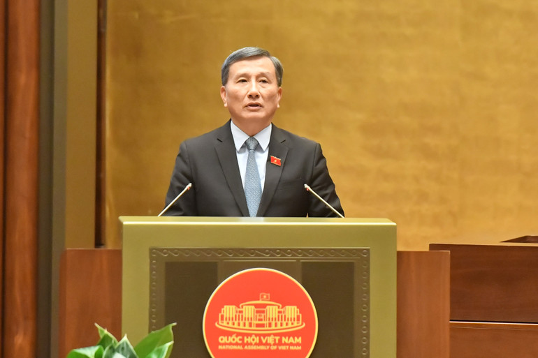 Chủ nhiệm Ủy ban Khoa học, Công nghệ và Môi trường Lê Quang Huy trình bày tóm tắt Báo cáo một số vấn đề lớn về việc giải trình, tiếp thu, chỉnh lý dự thảo Luật Địa chất và khoáng sản. (Ảnh: ĐĂNG KHOA)