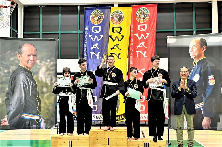 Đại sứ Đỗ Đức Thành trao giải cho các vận động viên.